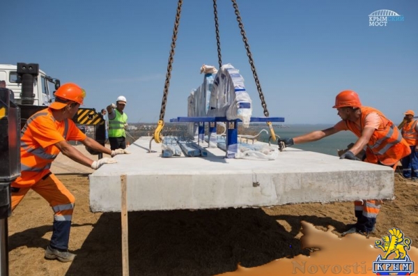 Крымский мост подарил керчанам скамейку на горе Митридат (ФОТО, ВИДЕО) - «Общество Крыма»