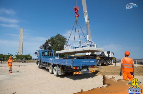 Крымский мост подарил керчанам скамейку на горе Митридат (ФОТО, ВИДЕО) - «Общество Крыма»
