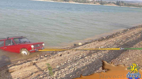 Спасатели вытащили «Жигули» из Белогорского водохранилища (ФОТО) - «Общество Крыма»