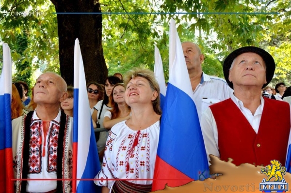 Паспорта юным россиянам и поднятие триколора – в Симферополе началось празднование Дня флага России (ФОТО) - «Общество Крыма»