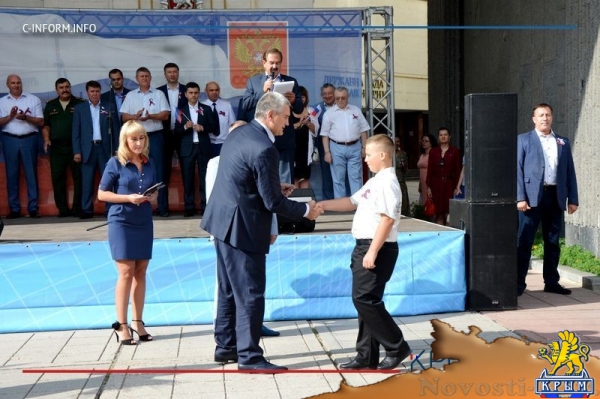 Паспорта юным россиянам и поднятие триколора – в Симферополе началось празднование Дня флага России (ФОТО) - «Общество Крыма»