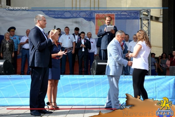 Паспорта юным россиянам и поднятие триколора – в Симферополе началось празднование Дня флага России (ФОТО) - «Общество Крыма»