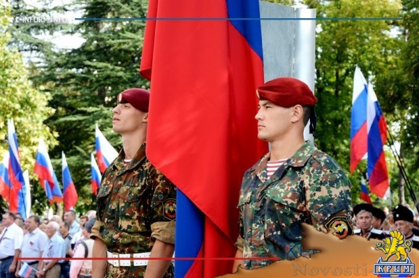 Паспорта юным россиянам и поднятие триколора – в Симферополе началось празднование Дня флага России (ФОТО) - «Общество Крыма»