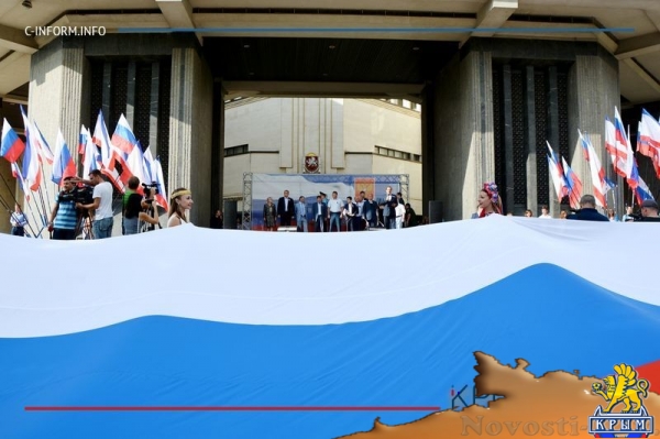 Паспорта юным россиянам и поднятие триколора – в Симферополе началось празднование Дня флага России (ФОТО) - «Общество Крыма»