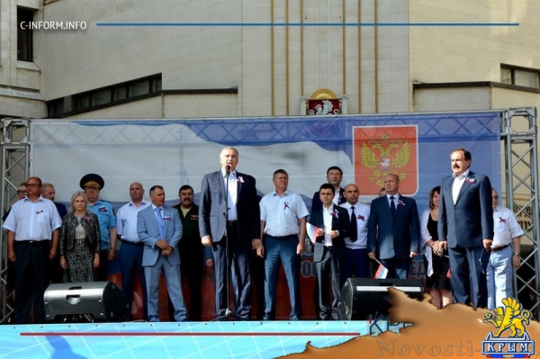 Паспорта юным россиянам и поднятие триколора – в Симферополе началось празднование Дня флага России (ФОТО) - «Общество Крыма»