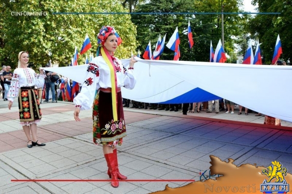 Паспорта юным россиянам и поднятие триколора – в Симферополе началось празднование Дня флага России (ФОТО) - «Общество Крыма»