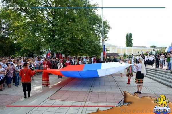 Паспорта юным россиянам и поднятие триколора – в Симферополе началось празднование Дня флага России (ФОТО) - «Общество Крыма»