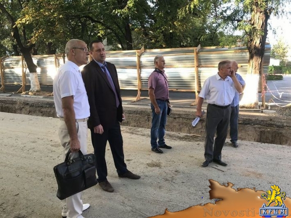Подрядчик приступил к засыпке смонтированного трубопровода на улице Толстого в Симферополе (ФОТО) - «Общество Крыма» Подрядчик приступил к засыпке смонтированного трубопровода на улице Толстого в Симферополе (ФОТО) - «Общество Крыма»