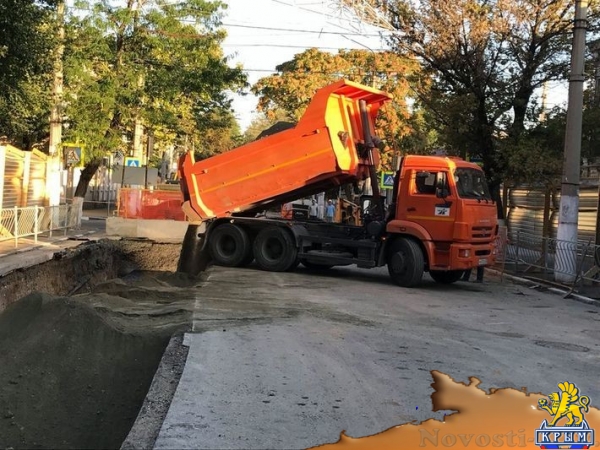 Подрядчик приступил к засыпке смонтированного трубопровода на улице Толстого в Симферополе (ФОТО) - «Общество Крыма» Подрядчик приступил к засыпке смонтированного трубопровода на улице Толстого в Симферополе (ФОТО) - «Общество Крыма»