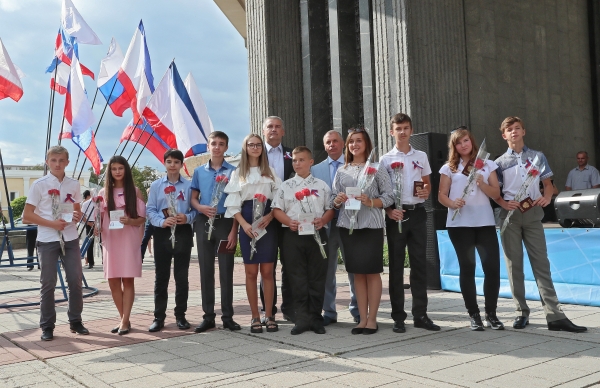 В крымской столице отметили День Государственного флага России - «Правам человека»