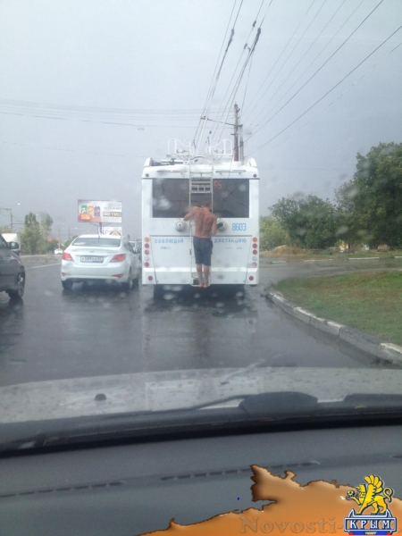 Симферопольский «заяц» настолько суров, что ездит на троллейбусе «прицепом» - «Общество»