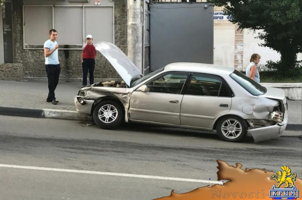 Иномарки в Севастополе «разбросало» по тротуарам в результате ДТП - «Новости Крыма»