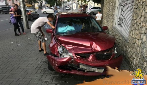 Иномарки в Севастополе «разбросало» по тротуарам в результате ДТП - «Новости Крыма»