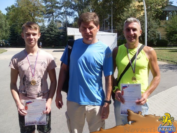 Крымчане отметили День флага РФ массовым пробегом - «Спорт Крыма» Крымчане отметили День флага РФ массовым пробегом - «Спорт Крыма»