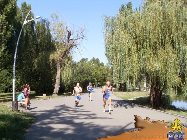 Крымчане отметили День флага РФ массовым пробегом - «Спорт Крыма» Крымчане отметили День флага РФ массовым пробегом - «Спорт Крыма»