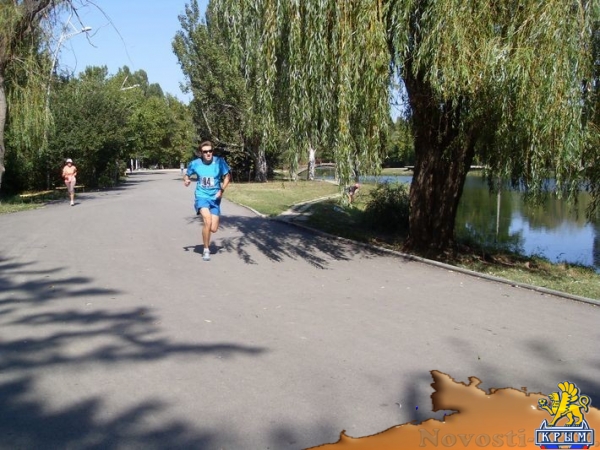 Крымчане отметили День флага РФ массовым пробегом - «Спорт Крыма» Крымчане отметили День флага РФ массовым пробегом - «Спорт Крыма»