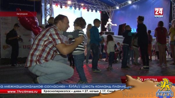 Дмитрий Харатьян и другие Народные артисты России открыли в Евпатории фестиваль детского и семейного кино  - (видео)