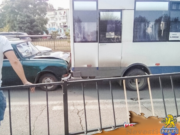 В центре Керчи легковушка въехала в маршрутку - «Керчь»