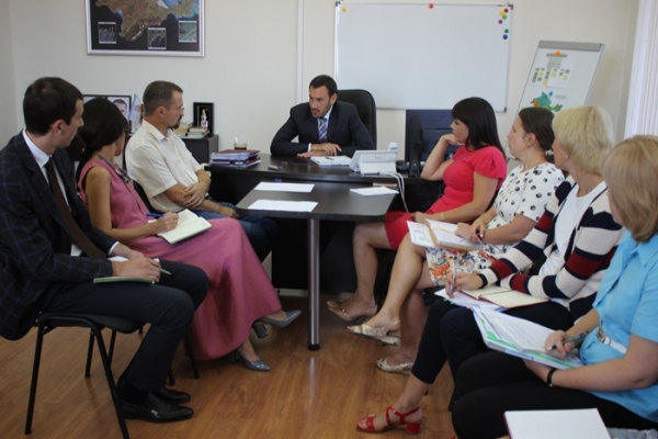 В Госкомрегистре разработали для сотрудников специализированное пошаговое руководство по предоставлению государственных услуг - «Госкомрегистр»