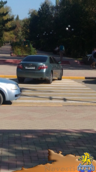 Под окнами мэрии припарковался автохам - «Керчь» Под окнами мэрии припарковался автохам - «Керчь»