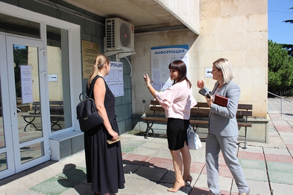 Первый заместитель председателя Госкомрегистра провела выездной прием граждан в Алуште - «Госкомрегистр»