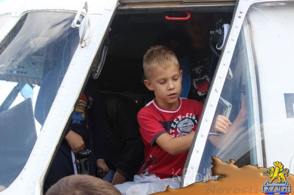 Аэропорт Заводское в Симферополе отметил вековой юбилей грандиозным авиашоу и десантом парашютистов - «Культура Крыма» Аэропорт Заводское в Симферополе отметил вековой юбилей грандиозным авиашоу и десантом парашютистов - «Культура Крыма»