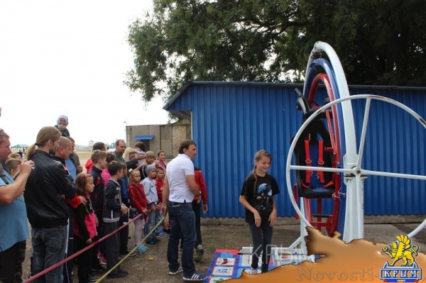 Аэропорт Заводское в Симферополе отметил вековой юбилей грандиозным авиашоу и десантом парашютистов - «Культура Крыма» Аэропорт Заводское в Симферополе отметил вековой юбилей грандиозным авиашоу и десантом парашютистов - «Культура Крыма»