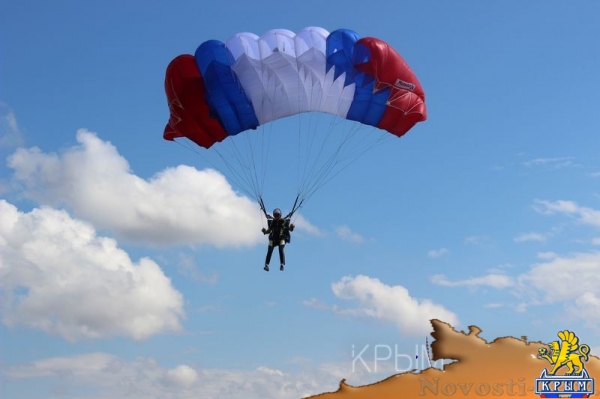 Аэропорт Заводское в Симферополе отметил вековой юбилей грандиозным авиашоу и десантом парашютистов - «Культура Крыма» Аэропорт Заводское в Симферополе отметил вековой юбилей грандиозным авиашоу и десантом парашютистов - «Культура Крыма»