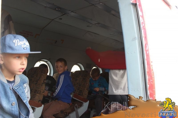 Аэропорт Заводское в Симферополе отметил вековой юбилей грандиозным авиашоу и десантом парашютистов - «Культура Крыма» Аэропорт Заводское в Симферополе отметил вековой юбилей грандиозным авиашоу и десантом парашютистов - «Культура Крыма»