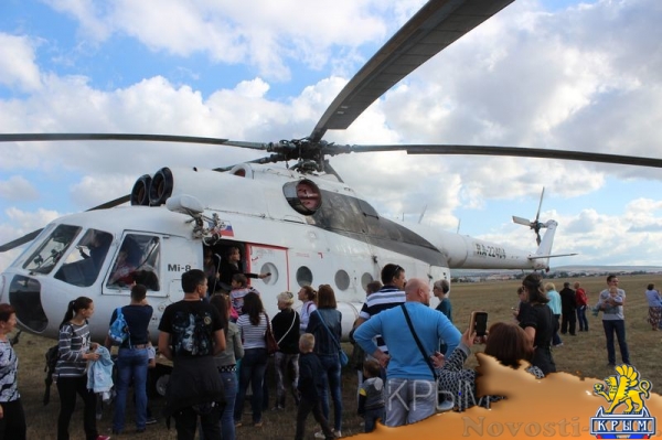 Аэропорт Заводское в Симферополе отметил вековой юбилей грандиозным авиашоу и десантом парашютистов - «Культура Крыма» Аэропорт Заводское в Симферополе отметил вековой юбилей грандиозным авиашоу и десантом парашютистов - «Культура Крыма»