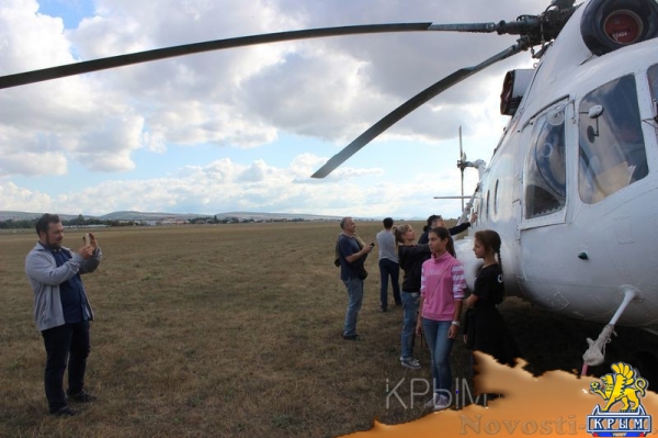 Аэропорт Заводское в Симферополе отметил вековой юбилей грандиозным авиашоу и десантом парашютистов - «Культура Крыма» Аэропорт Заводское в Симферополе отметил вековой юбилей грандиозным авиашоу и десантом парашютистов - «Культура Крыма»