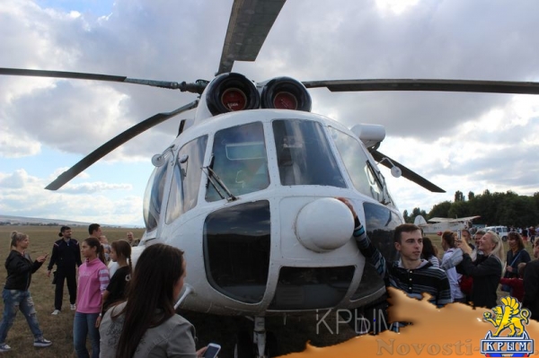 Аэропорт Заводское в Симферополе отметил вековой юбилей грандиозным авиашоу и десантом парашютистов - «Культура Крыма» Аэропорт Заводское в Симферополе отметил вековой юбилей грандиозным авиашоу и десантом парашютистов - «Культура Крыма»