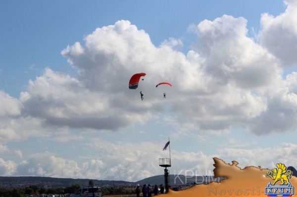 Аэропорт Заводское в Симферополе отметил вековой юбилей грандиозным авиашоу и десантом парашютистов - «Культура Крыма» Аэропорт Заводское в Симферополе отметил вековой юбилей грандиозным авиашоу и десантом парашютистов - «Культура Крыма»
