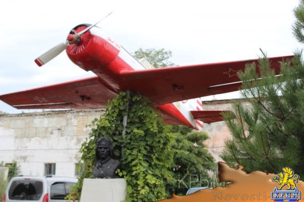 Аэропорт Заводское в Симферополе отметил вековой юбилей грандиозным авиашоу и десантом парашютистов - «Культура Крыма» Аэропорт Заводское в Симферополе отметил вековой юбилей грандиозным авиашоу и десантом парашютистов - «Культура Крыма»