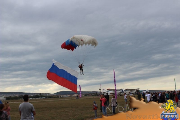 Аэропорт Заводское в Симферополе отметил вековой юбилей грандиозным авиашоу и десантом парашютистов - «Культура Крыма» Аэропорт Заводское в Симферополе отметил вековой юбилей грандиозным авиашоу и десантом парашютистов - «Культура Крыма»