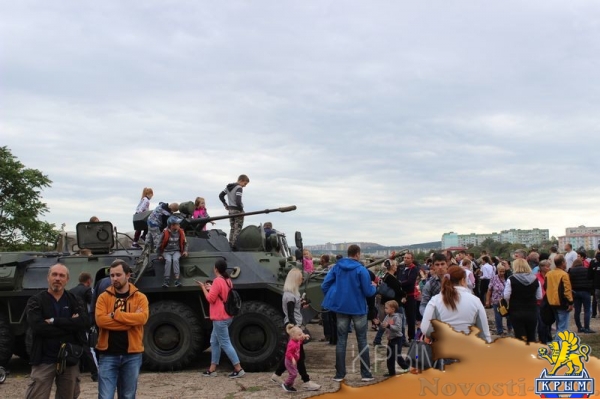 Аэропорт Заводское в Симферополе отметил вековой юбилей грандиозным авиашоу и десантом парашютистов - «Культура Крыма» Аэропорт Заводское в Симферополе отметил вековой юбилей грандиозным авиашоу и десантом парашютистов - «Культура Крыма»