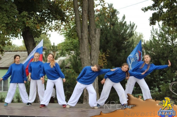 Аэропорт Заводское в Симферополе отметил вековой юбилей грандиозным авиашоу и десантом парашютистов - «Культура Крыма» Аэропорт Заводское в Симферополе отметил вековой юбилей грандиозным авиашоу и десантом парашютистов - «Культура Крыма»