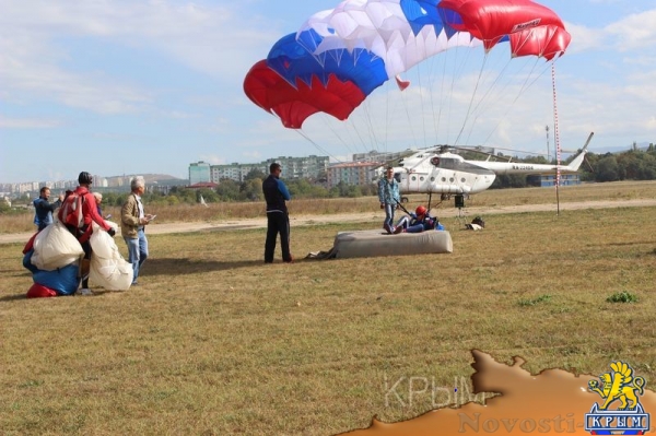 Аэропорт Заводское в Симферополе отметил вековой юбилей грандиозным авиашоу и десантом парашютистов - «Культура Крыма» Аэропорт Заводское в Симферополе отметил вековой юбилей грандиозным авиашоу и десантом парашютистов - «Культура Крыма»