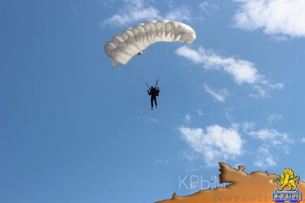 Аэропорт Заводское в Симферополе отметил вековой юбилей грандиозным авиашоу и десантом парашютистов - «Культура Крыма» Аэропорт Заводское в Симферополе отметил вековой юбилей грандиозным авиашоу и десантом парашютистов - «Культура Крыма»