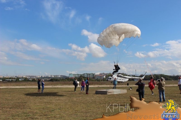 Аэропорт Заводское в Симферополе отметил вековой юбилей грандиозным авиашоу и десантом парашютистов - «Культура Крыма» Аэропорт Заводское в Симферополе отметил вековой юбилей грандиозным авиашоу и десантом парашютистов - «Культура Крыма»