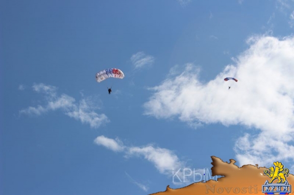 Аэропорт Заводское в Симферополе отметил вековой юбилей грандиозным авиашоу и десантом парашютистов - «Культура Крыма» Аэропорт Заводское в Симферополе отметил вековой юбилей грандиозным авиашоу и десантом парашютистов - «Культура Крыма»