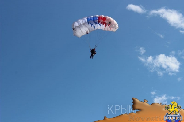 Аэропорт Заводское в Симферополе отметил вековой юбилей грандиозным авиашоу и десантом парашютистов - «Культура Крыма» Аэропорт Заводское в Симферополе отметил вековой юбилей грандиозным авиашоу и десантом парашютистов - «Культура Крыма»