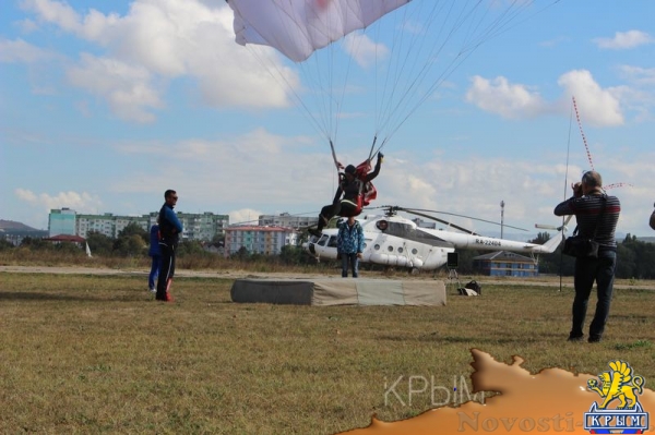 Аэропорт Заводское в Симферополе отметил вековой юбилей грандиозным авиашоу и десантом парашютистов - «Культура Крыма» Аэропорт Заводское в Симферополе отметил вековой юбилей грандиозным авиашоу и десантом парашютистов - «Культура Крыма»