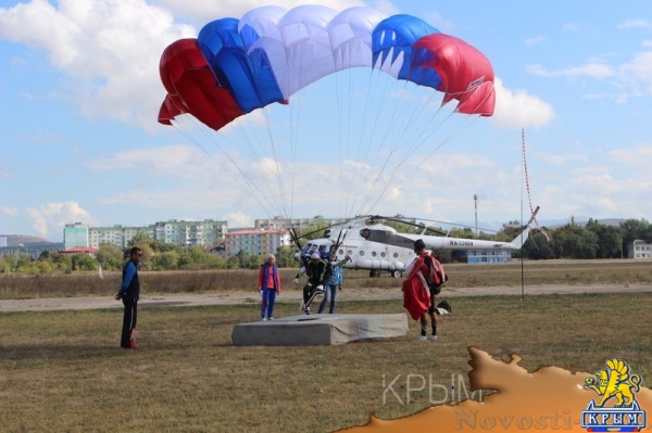 Аэропорт Заводское в Симферополе отметил вековой юбилей грандиозным авиашоу и десантом парашютистов - «Культура Крыма» Аэропорт Заводское в Симферополе отметил вековой юбилей грандиозным авиашоу и десантом парашютистов - «Культура Крыма»