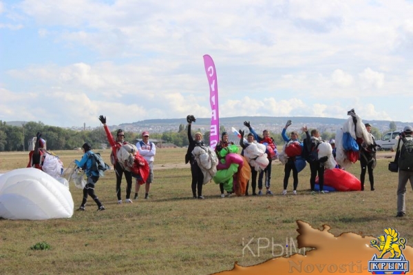 Аэропорт Заводское в Симферополе отметил вековой юбилей грандиозным авиашоу и десантом парашютистов - «Культура Крыма» Аэропорт Заводское в Симферополе отметил вековой юбилей грандиозным авиашоу и десантом парашютистов - «Культура Крыма»