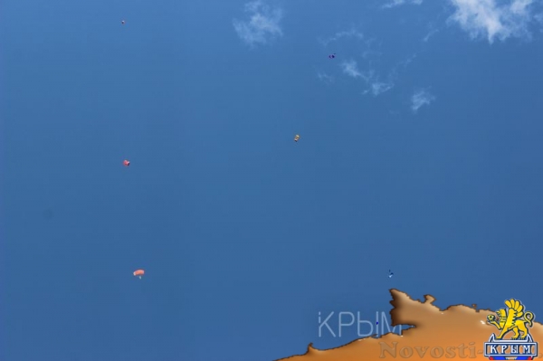 Аэропорт Заводское в Симферополе отметил вековой юбилей грандиозным авиашоу и десантом парашютистов - «Культура Крыма» Аэропорт Заводское в Симферополе отметил вековой юбилей грандиозным авиашоу и десантом парашютистов - «Культура Крыма»