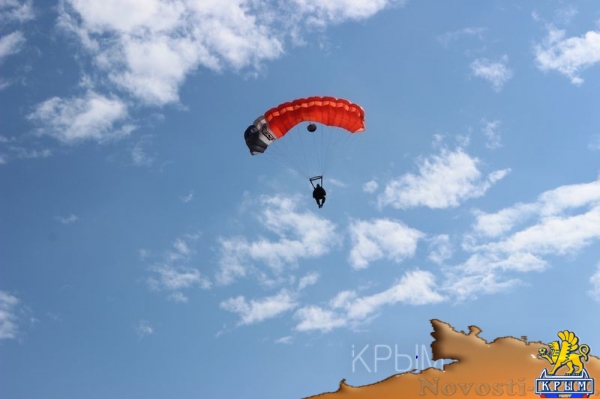 Аэропорт Заводское в Симферополе отметил вековой юбилей грандиозным авиашоу и десантом парашютистов - «Культура Крыма» Аэропорт Заводское в Симферополе отметил вековой юбилей грандиозным авиашоу и десантом парашютистов - «Культура Крыма»