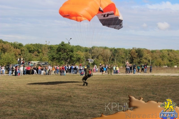 Аэропорт Заводское в Симферополе отметил вековой юбилей грандиозным авиашоу и десантом парашютистов - «Культура Крыма» Аэропорт Заводское в Симферополе отметил вековой юбилей грандиозным авиашоу и десантом парашютистов - «Культура Крыма»
