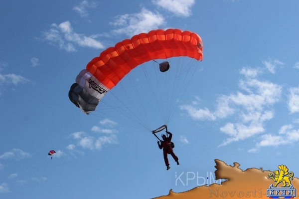 Аэропорт Заводское в Симферополе отметил вековой юбилей грандиозным авиашоу и десантом парашютистов - «Культура Крыма» Аэропорт Заводское в Симферополе отметил вековой юбилей грандиозным авиашоу и десантом парашютистов - «Культура Крыма»