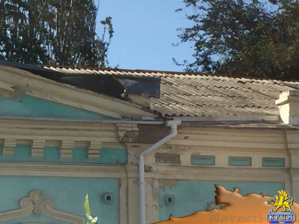 Над пешеходами в Керчи навис жестяной лист - «Керчь»